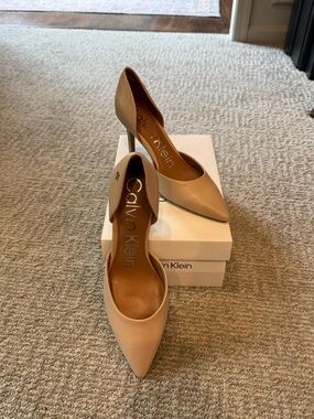 Calvin Klein Women's Light Natural Neutral Beige Pointed-Toe Pumps 7.5 NIB NEW